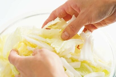 料理家が「白菜」を最高においしく食べきるレシピ。塩もみにすると酸味が出て鍋にぴったり