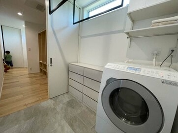 布団も干せる脱衣所兼用のランドリールーム。干す・たたむ・しまうが5歩で完了