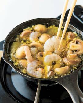 冷蔵庫の残り物もおしゃれに！アヒージョの組み合わせ5連発