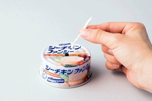 ティッシュを長さ4㎝くらいのこより状にし、先が油につかるように穴にさす。