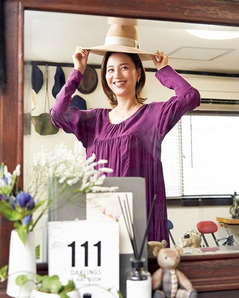 うさぎの毛のフェルトでつくられたつばの広い"女優帽"を試着した遼河さん