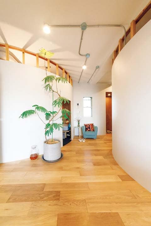 アール壁で仕切られた個室