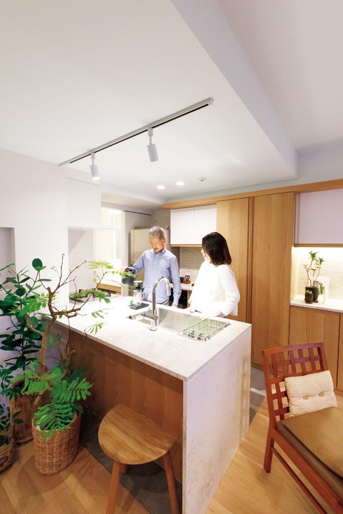 キッチンに並んで立つ夫妻