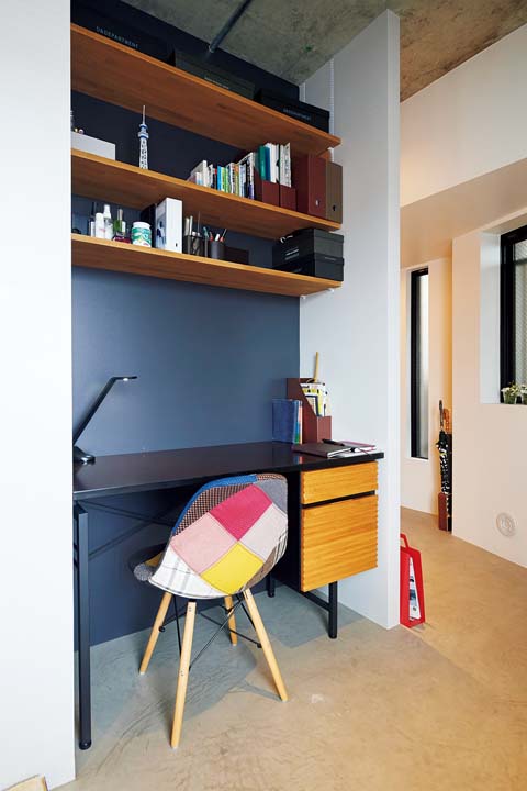 書斎スペースも兼ねる玄関土間