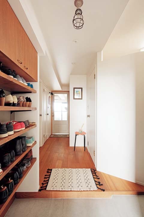 オープンな下駄箱のある玄関