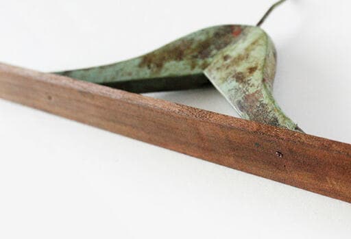 ペイントした木材とハンガーをネジ留めする