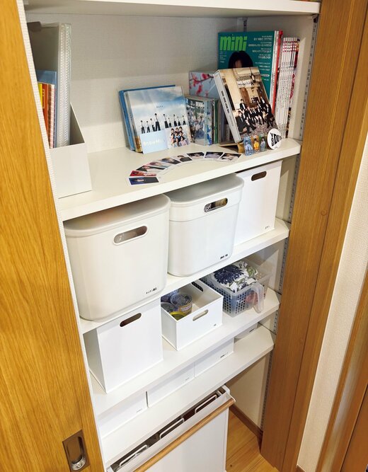 アイドルグッズが並べられた棚