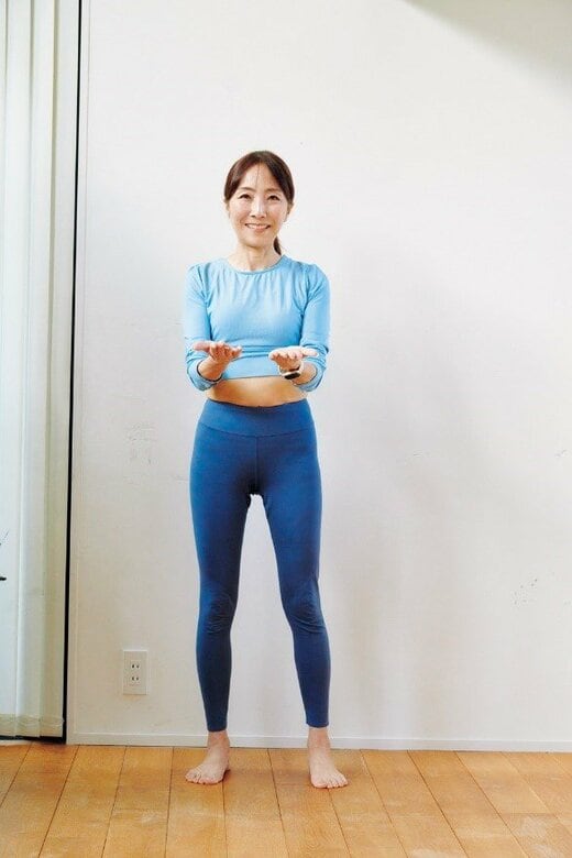 脇を閉じて手のひらを上に向け腕を前に出した様子