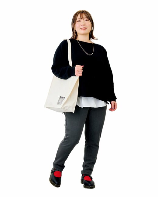 黒いトップスを着た女性