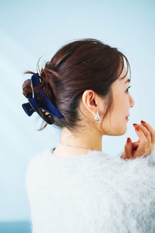 バレッタで髪をまとめた磯山さやかさん