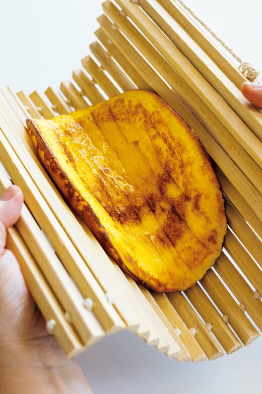 巻きすに置かれた伊達巻きの生地