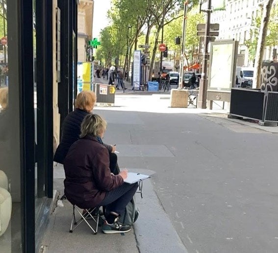 街中でスケッチをする人