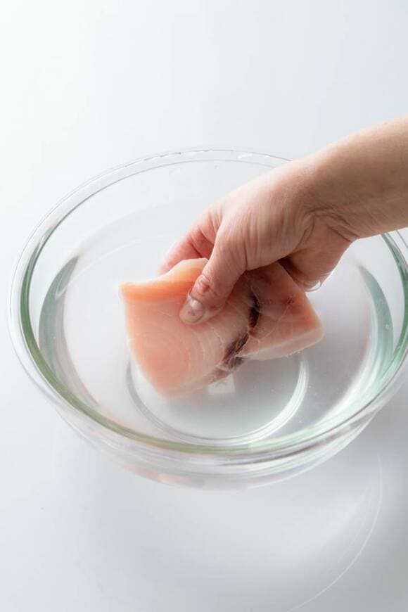 魚をボウルに入れる様子