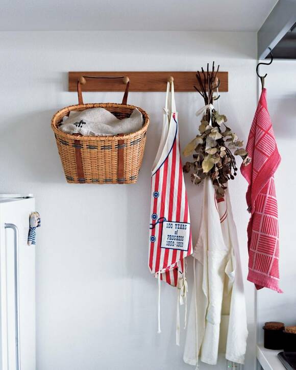 壁にかけたカゴ