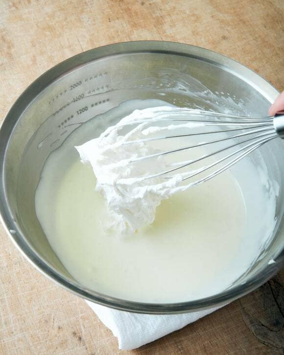 クリームを泡立て器で混ぜる