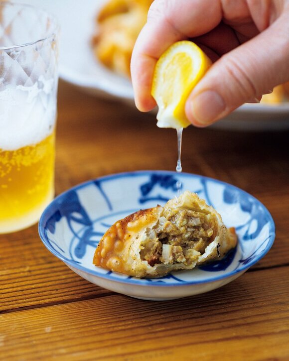 ギョーザにレモンを絞る