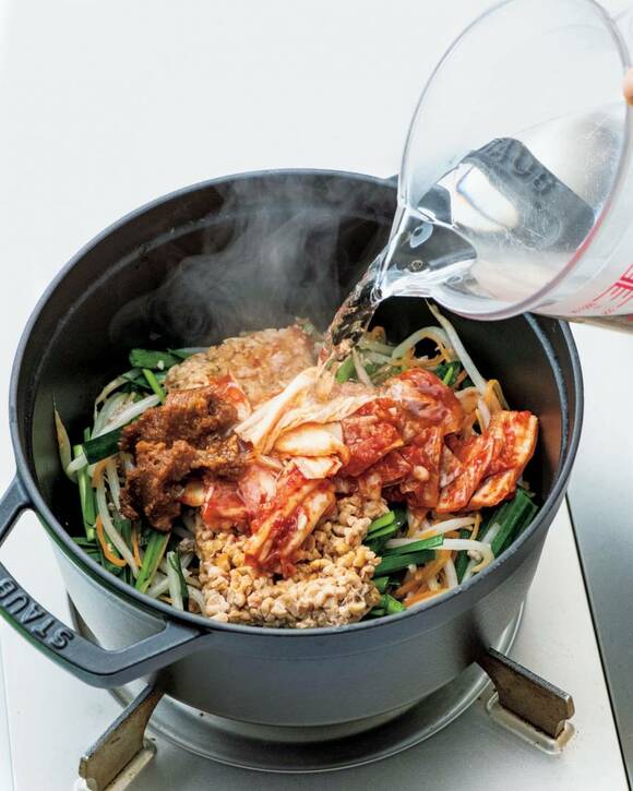 お鍋に熱湯を入れる