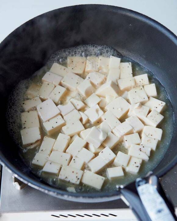 フライパンに豆腐