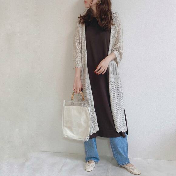 ワンピースとデニムで合わせたコーデ