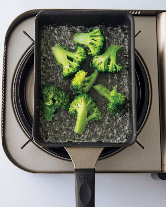 卵焼き器にブロッコリー