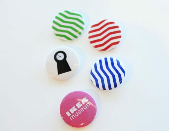 イケアロゴが入ったバッジ