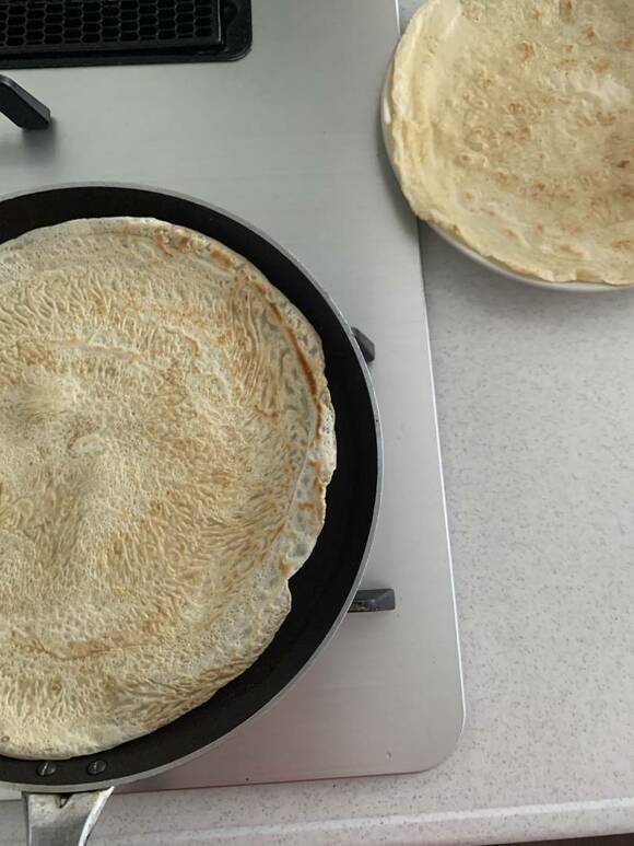 焼けたクレープ生地