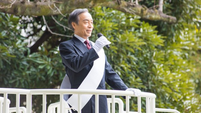 マイクで演説する様子