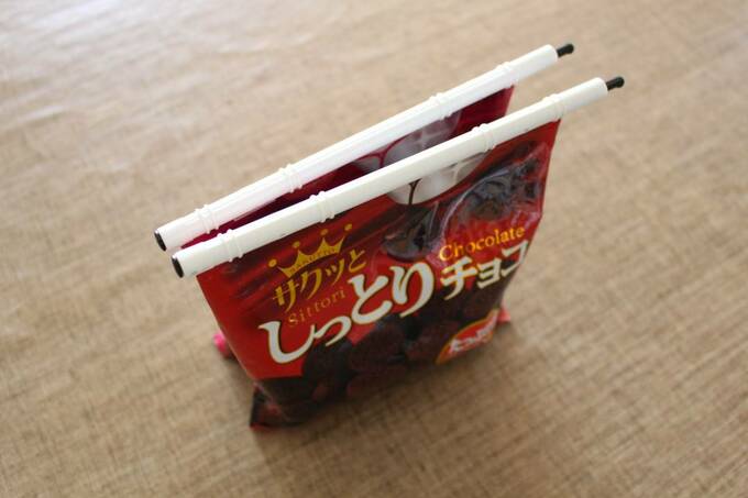 立てたお菓子の袋にスライドジッパー