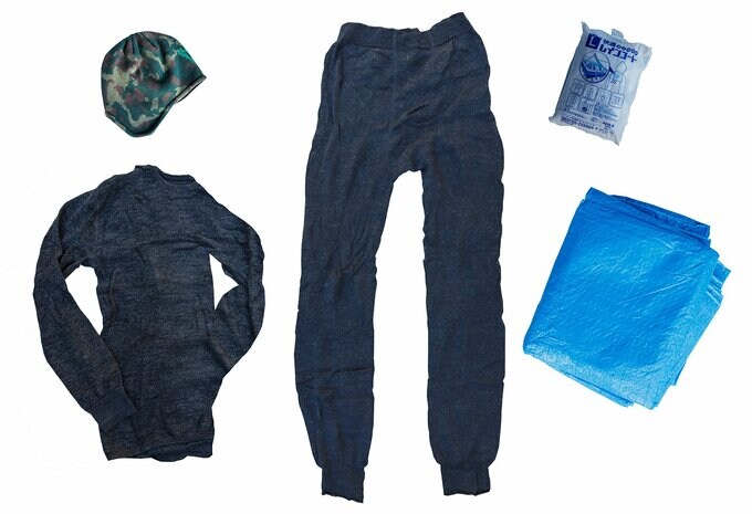 (左上から)ニット帽、ウールの下着上下、レインコート、ブルーシート