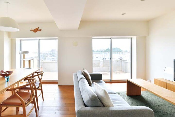 バルコニーに面したリビングダイニング