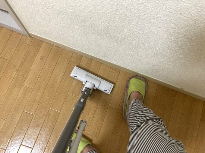 壁近くの掃除機がけ