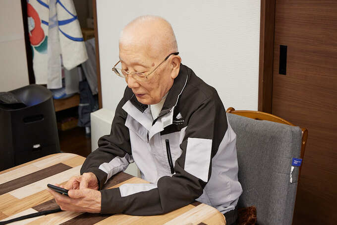 スマホを使うおじいちゃん