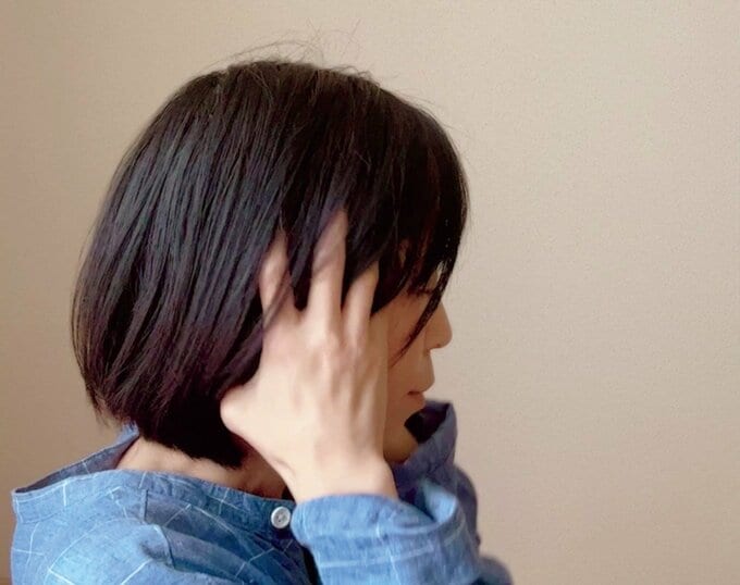 マッサージしている女性