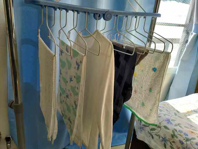 ふたり暮らしの洗濯物はこれくらい。自分の肌着は洗面所に干します