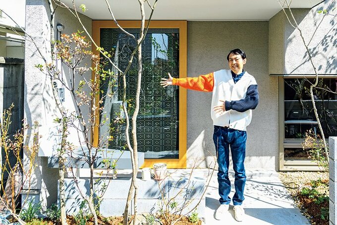 柳本英嗣さんのお宅を紹介するアンガールズ田中さん