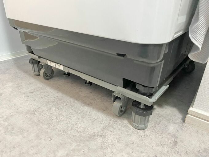 ホコリ予防のために洗濯機台を設置