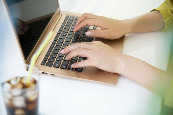 パソコンを操作する様子