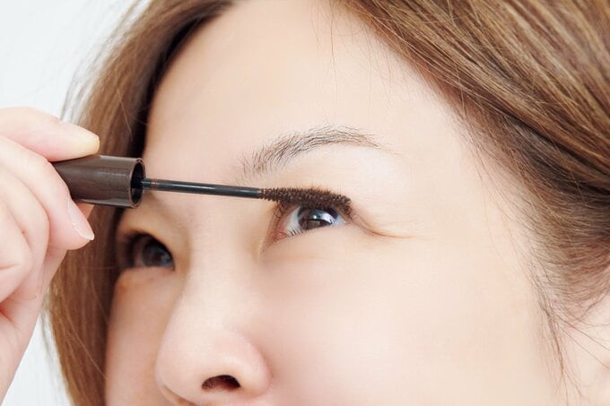 マスカラを付ける女性