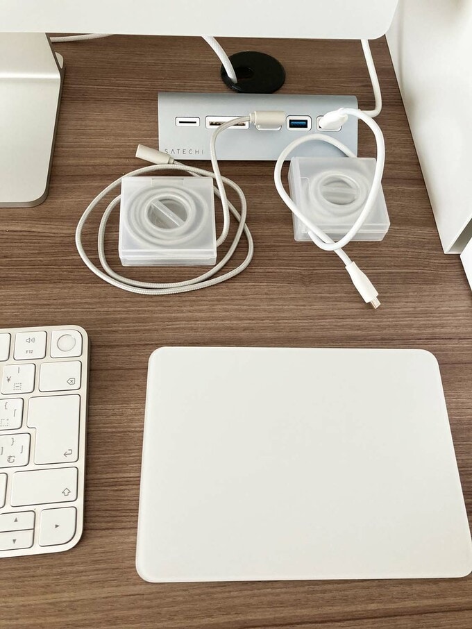 ワークスペースには配線孔もある