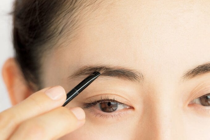 ペンシルで眉を描く様子