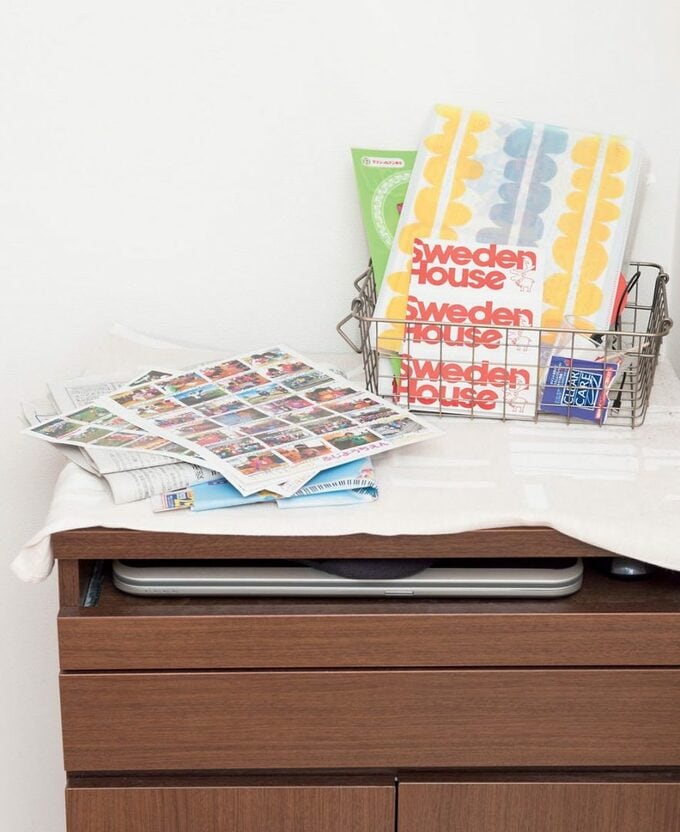 紙ものが雑多に置かれたパソコン用デスク