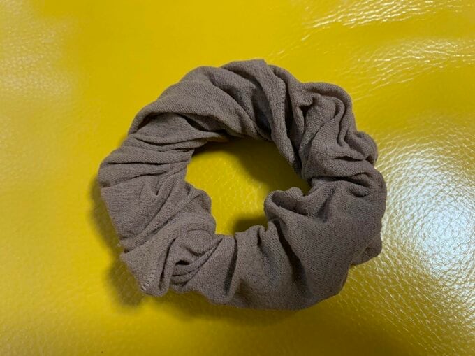 タイツを使って手づくりしたシュシュ。タイツのリメイクには見えないですよね!?