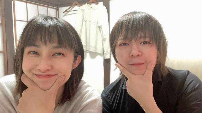 ポーズをとる二人