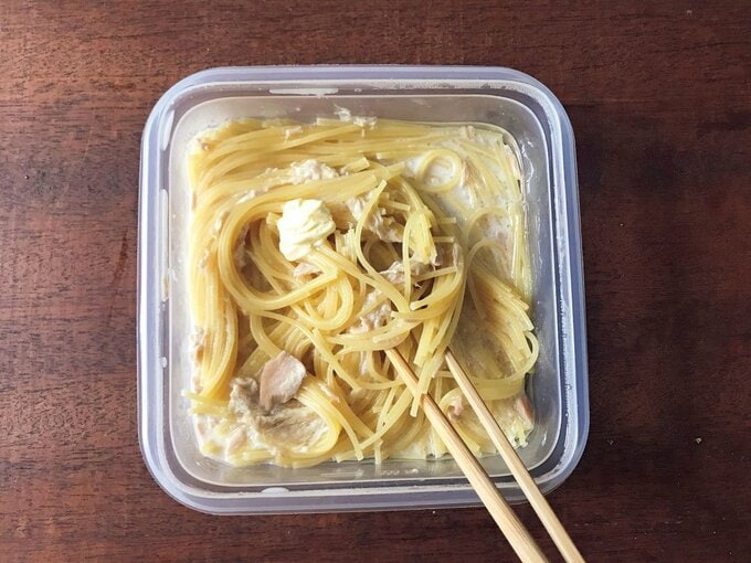 耐熱容器にパスタとツナとバターとレモン汁を入れて混ぜる