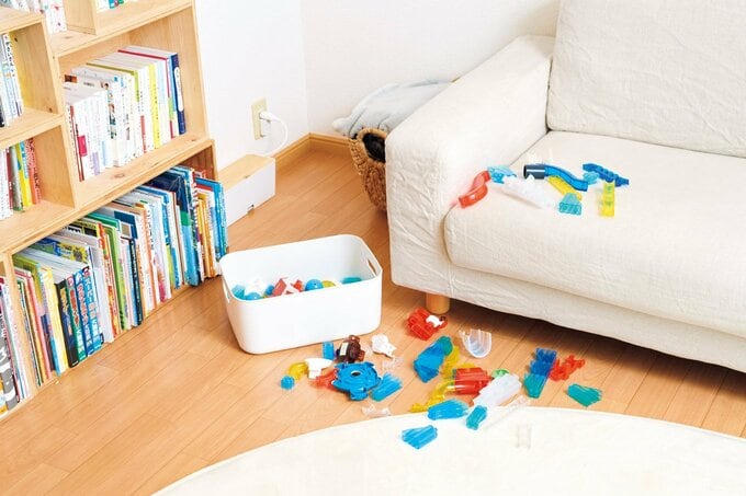 子どものオモチャが散らかったリビング