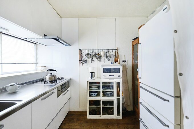 キッチン空間も白で統一。 IKEA のバーにもろもろのキッチン用具をつり下げている