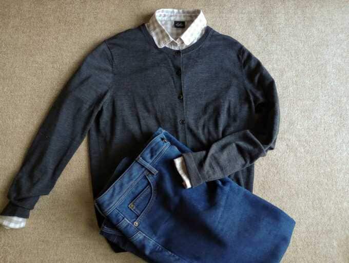 グレーのニットカーディガン