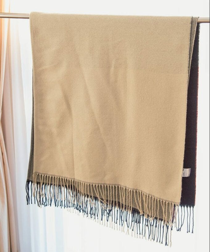 折りたたんで洗濯ポールに干す