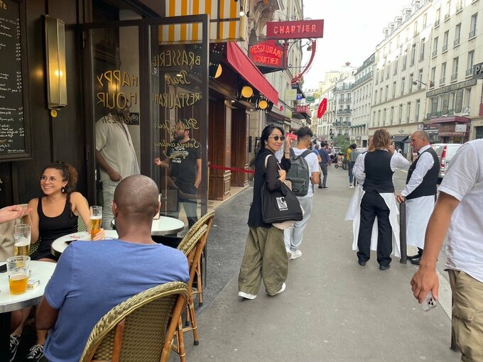 パリの街中を歩く福田麻琴さん