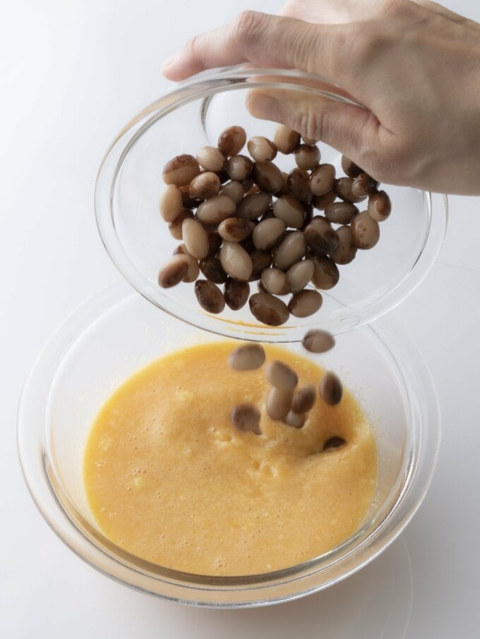 卵液に豆を入れる